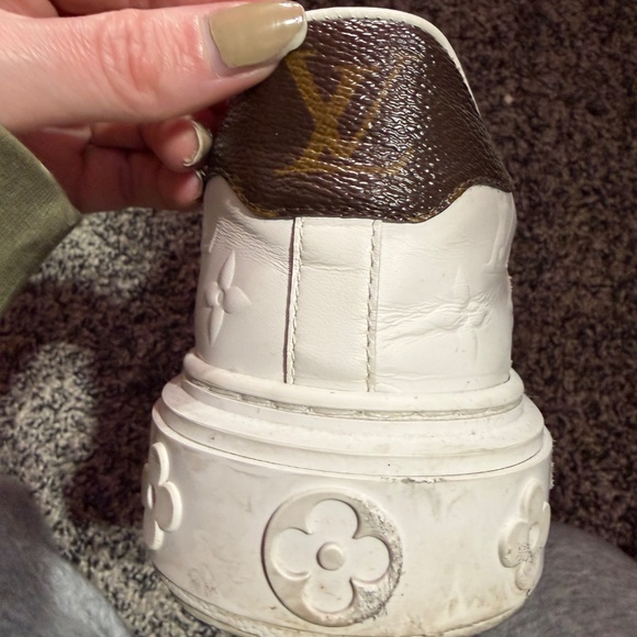 LV Shoes - Picture 13 of 16